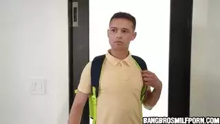 يتم القبض على جوني وهو يشاهد عرض أبي الكاميرا المشاغب