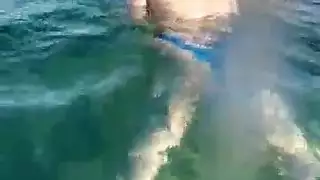 التقاطات العامة فتاة على الشاطئ