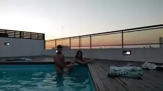 كومينغ كثيرا في حمام السباحة عند غروب الشمس