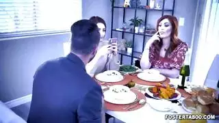 ربطت بوقاحة وقحة ومرتبطة على طاولة مثل تركيا من قبل والديها لورين فيليبس وكوينتون جيمس!