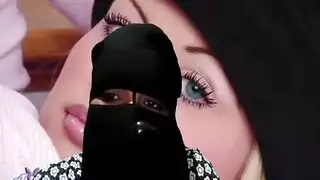 مره عجوزه شرموطه جايبه صاحب ابنها اللى غوته ينيك كسمها ويكيفها