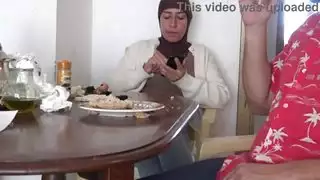 زوجة الأب التركية المشعرة تشرب ابن زوجها نائب الرئيس أثناء الإفطار