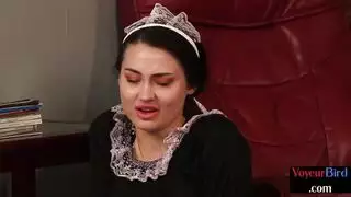خادمة فيمدوم المهيمنة في جوارب تثير رئيسها مع بوسها الرطب بينما يهتز على جسدها المثير