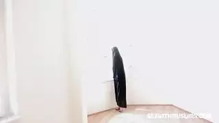 تبحث كاتي روز المسلمة التشيكية عن سكن لعائلتها