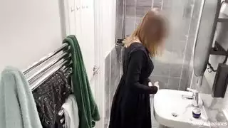 يا إلهي! لم أكن أعلم أن الفتيات العربيات يفعلن ذلك أمسكت بفتاة عربية مسلمة ترتدي الحجاب وهي تمارس العادة السرية في الحمام