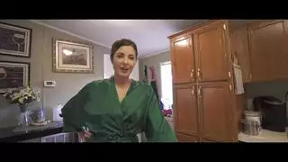 الأظافر الشاب يصبح حميما مع زوجة الأب: كوكو فاندي وهيلانة برايس