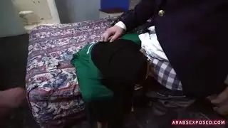 فتاة عربية بالملابس مدفوعة لامتصاص الديوك