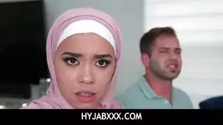 أخت عربية تعطي اللسان سيئة