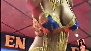 فتاة عربية عارية من السودان، تظهر جسدها وتلعب مع بوسها على عرض الرقص العربي في