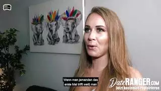 يلتقي بالمرأة الجميلة والمدبوغة بشكل جيد