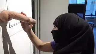 زوجة مسلمة عربية تحب مص الديوك الكبيرة غير المصقولة
