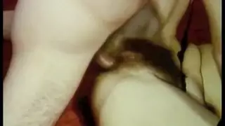 إنه يمارس الجنس جيدًا في كس فتاته المفضلة والجميلة جدًا