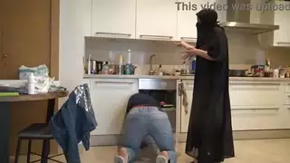 السباك البريطاني الملاعين الجفون المسلمين في مطبخها