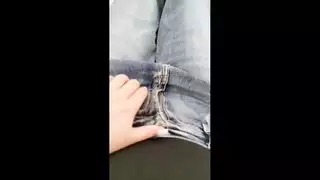 أرجل رقيقة في الجينز مثيرة فقط