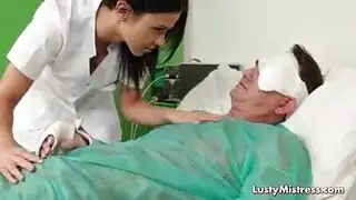 شقراء ممرضة مص الديوك والحصول على نائب الرئيس على وجهها