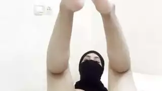 خجولة فتاة عربية الحجاب في النقاب يستمني ويفرك بوسها العصير