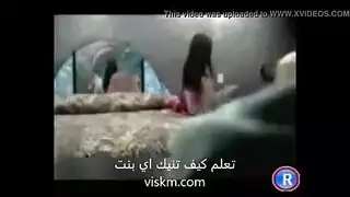 سكس عربي ساخنة الفتاة الممحونة تقلع وتتناك على السرير وتركب زبه اللبوة