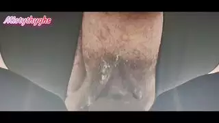 إنه يعطي الكثير من القضيب لهؤلاء الفتيات الصغيرات اللطيفات جدًا