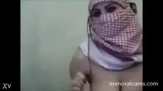فتاة عربية تظهر الثدي على كاميرا ويب