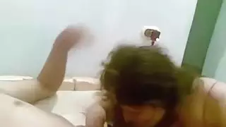 ترضع ويركبها من طيزها