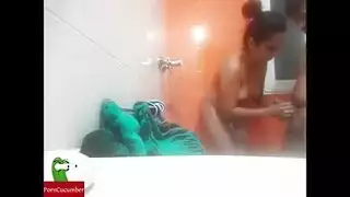 هندي ينيك امه في الحمام