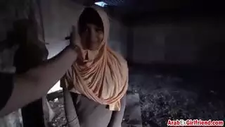عاهرة عربية تحصل على الأشرطة سرا أثناء ركوب الديك الأبيض السمين
