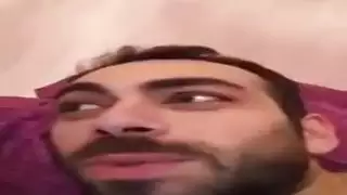 الرجل التركي بالإصبع فتاته