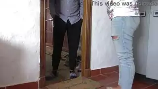 زوجة تركية قرنية ليست خائفة عندما يظهر فتى التوصيل قضيبه الأسود الكبير