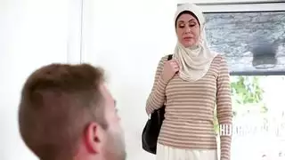 زوجة مسلمة تغش مع مساعدها الأمريكي الحجاب