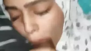 شابة مسلمة وقحة الحصول على نائب الرئيس في جميع أنحاء وجهها بعد أن تمتص الديك