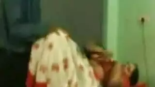 عاملة التنظيف الهندية تفرك قضيب رجلها بيديها الكبيرتين الناعمتين أثناء تواجدها في المكتب