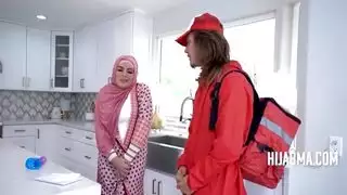 زوجة عربية مفلس تحتضن الحياة الحرام