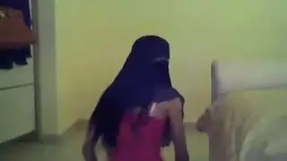 فتاة سعودية مثيرة ترتدي الحجاب