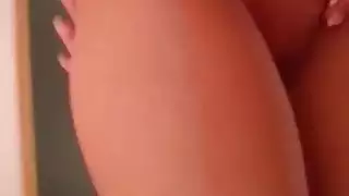 هذه السيدة الشابة الجميلة هي أفضل صفقة وهي تحب دائمًا إدخال جميع ألعابها