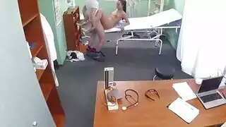 ممرضة متعرج في المكتب