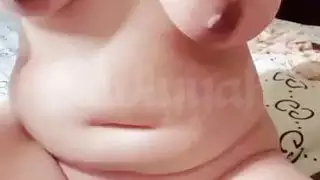 السمين الهواة العربي يحصل عارية تظهر ثديها الكبير وجمل الشعر
