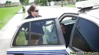 سكس أمريكي ثلاثي مع شرطية ساخنة تمص الزب الأسود و تتناك منه في الشارع