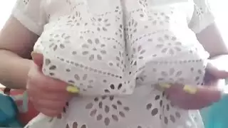 يلعب الطالب الخجول مع ثديها الكبير بدلاً من الدراسة