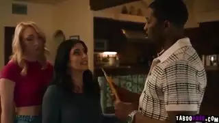 سارة عربي وليلي لابو يسمحان لزوج سارة إيزيا ماكسويل بمضاجعةهما حتى يوقع على أوراق الطلاق