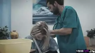 الدكتور النياك يريح كس المريضة الشقراء و ينيكها في المستشفى
